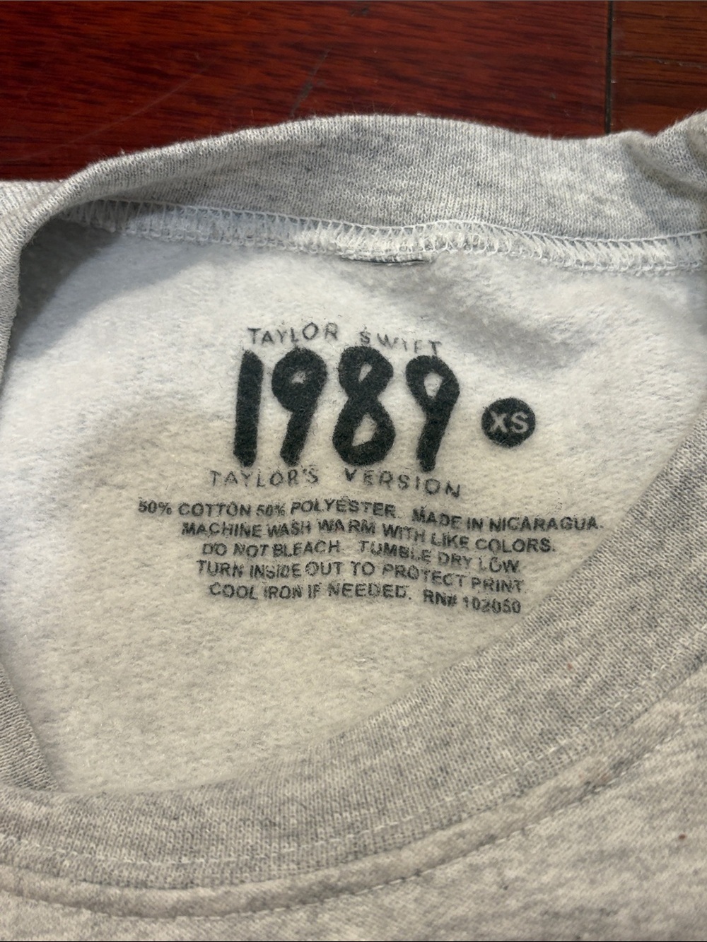 Taylor Swift 1989 Taylor’s Version Official Merch Graphic Crewneck Light Gray XS - Picture 14 of 14